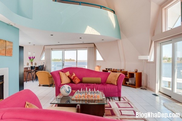 Phòng khách nổi bật với bộ sofa hồng